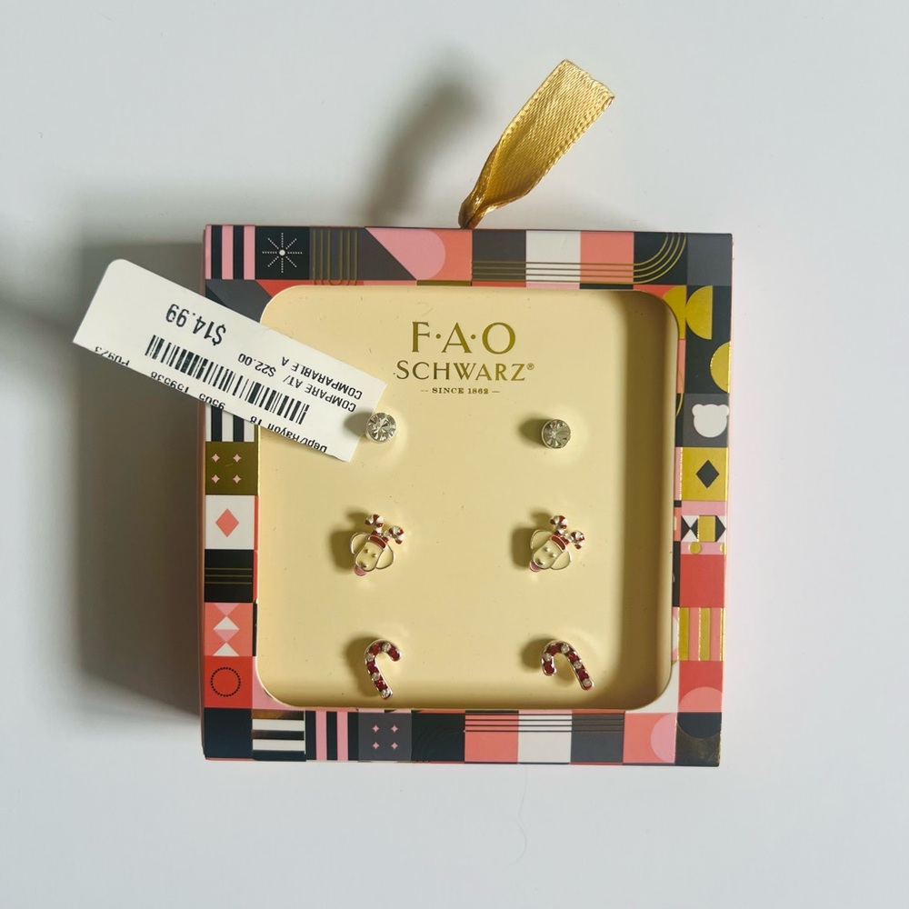 NIB FAO Schwarz Holiday Earrings Set❤️🎄